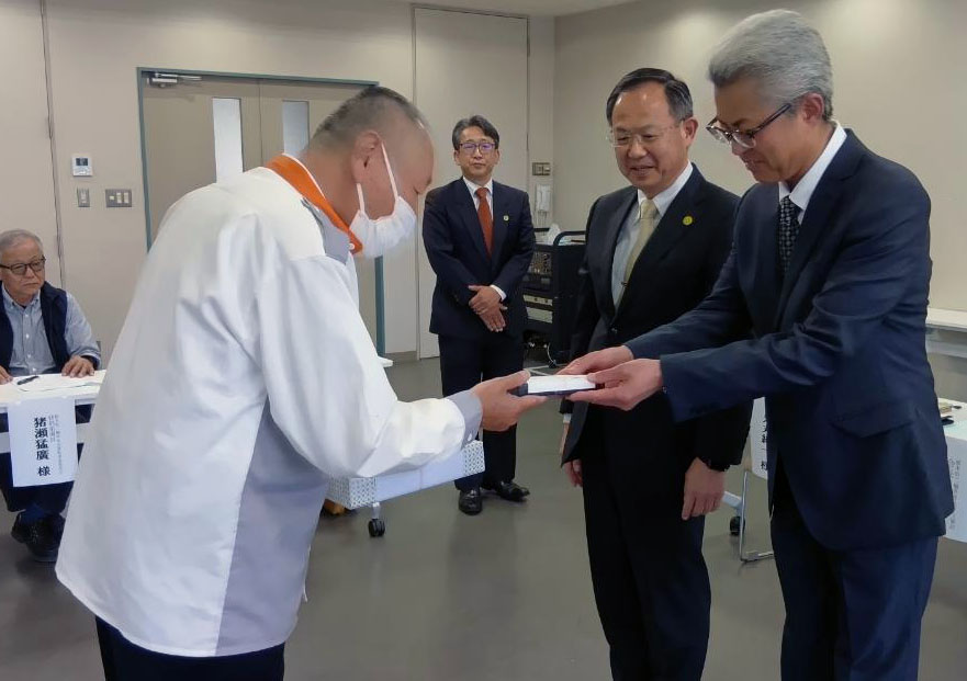 画像: 栃木で表彰を受けた小林指導員(左)