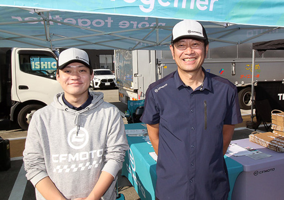 画像: JOBIKEを利用した(右)CFMOTOの佐藤代表と応募者の五味氏