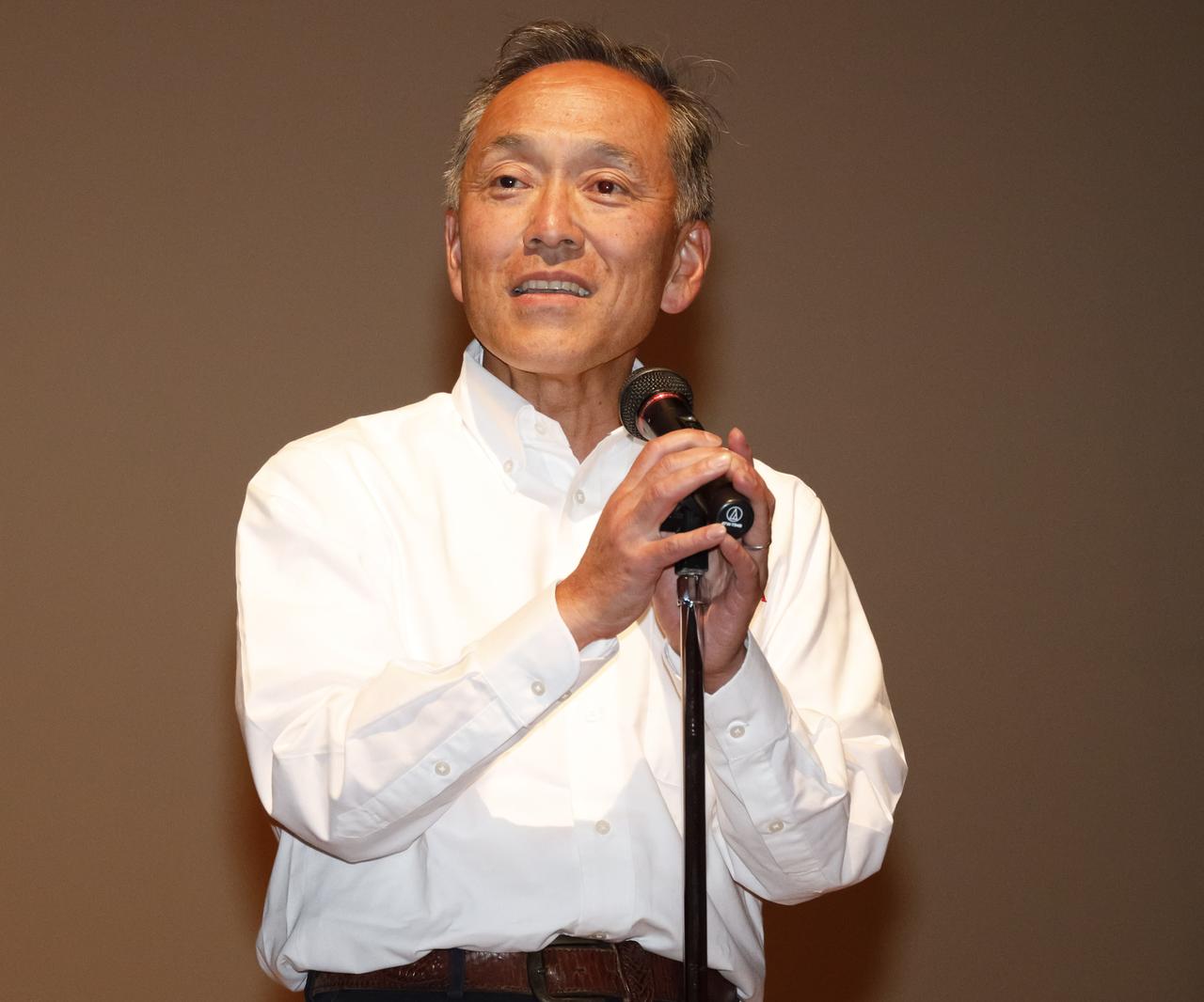 画像: 懇親会であいさつするHMJ・室岡社長