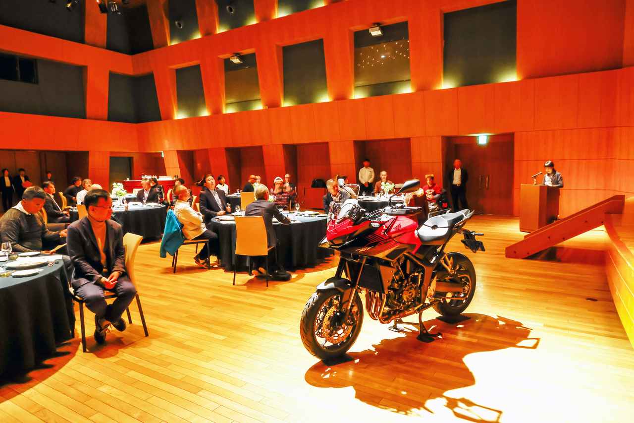 画像: 懇親会では冒頭、国内初公開となるCB1000GTの技術説明会を開催