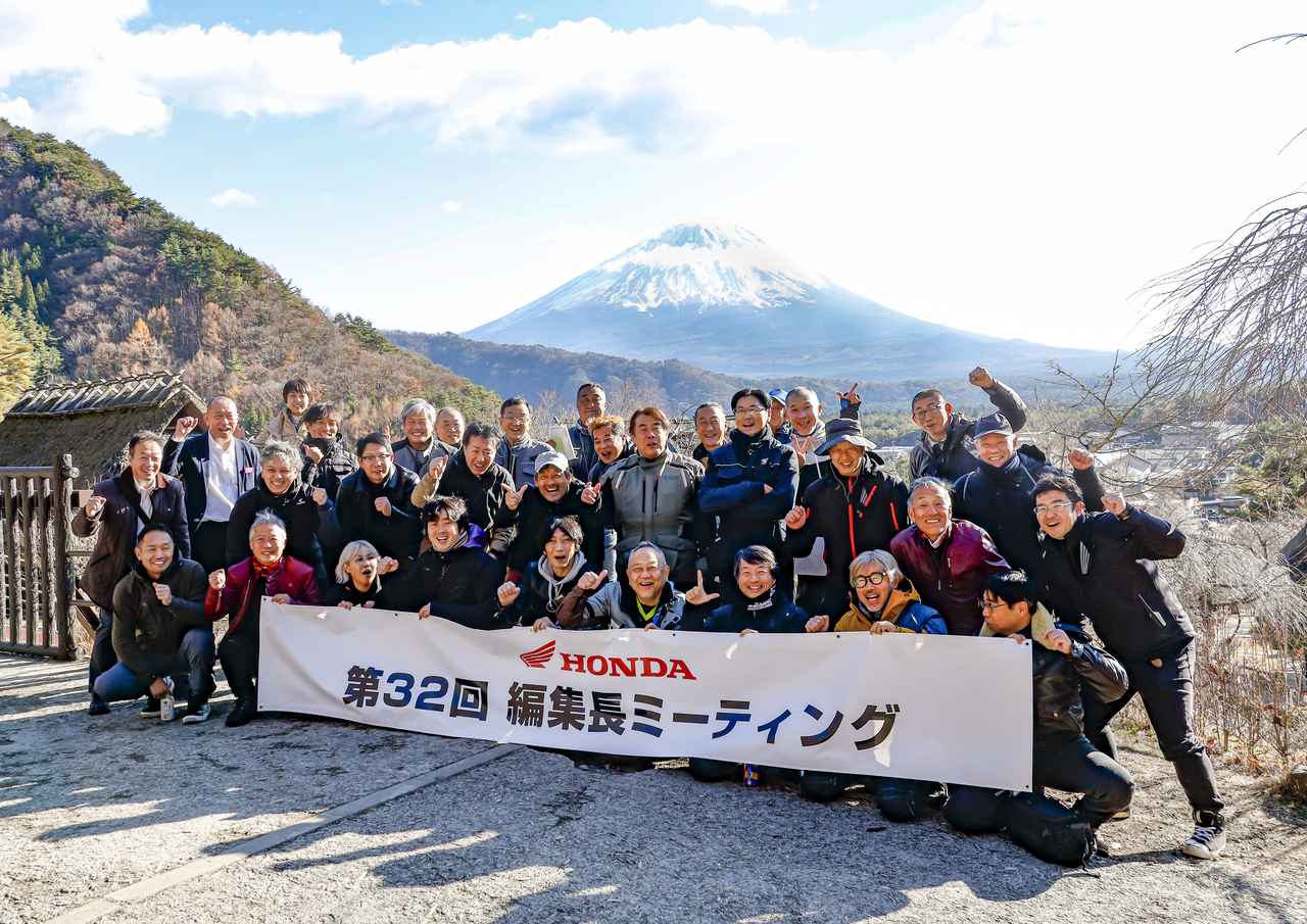 画像: 富士山をバックに記念撮影(西湖癒しの里根場で)