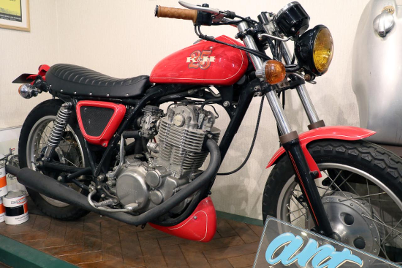 画像: 創業25周年を機にSR400用に「eggs」ブランドで製作。タンクに25の数字とK&Hの文字が入る
