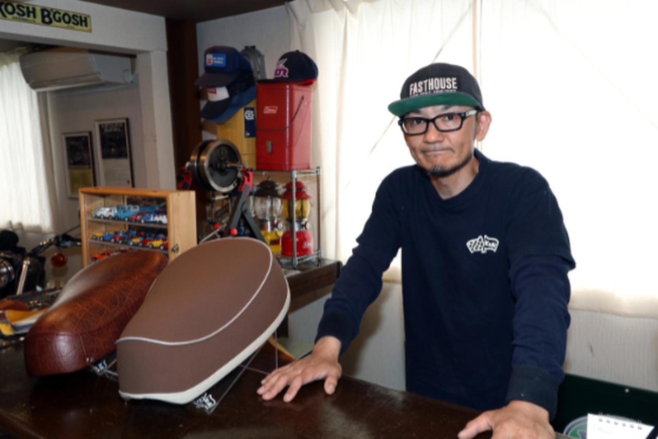 画像: 取材に応じる上山氏。ショールームは商談用のカウンターも設けている