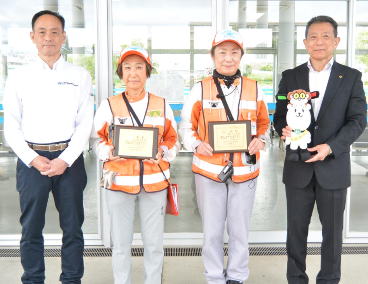 画像: 神奈川での表彰伝達式。写真右から県安協の青山利史事務局長、受賞者の植田特指と北小路特指、県二普協の宇野勝春会長