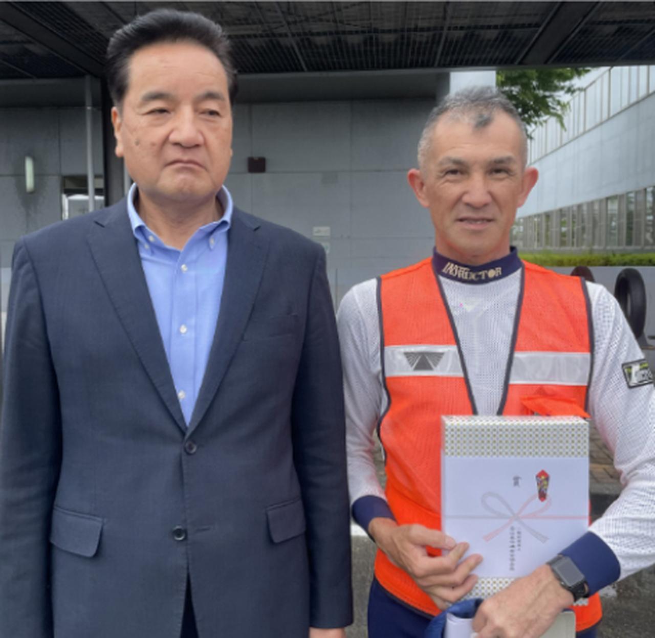 画像: 静岡の受賞者（水谷特指）。左は県安協の守屋徳雄課長