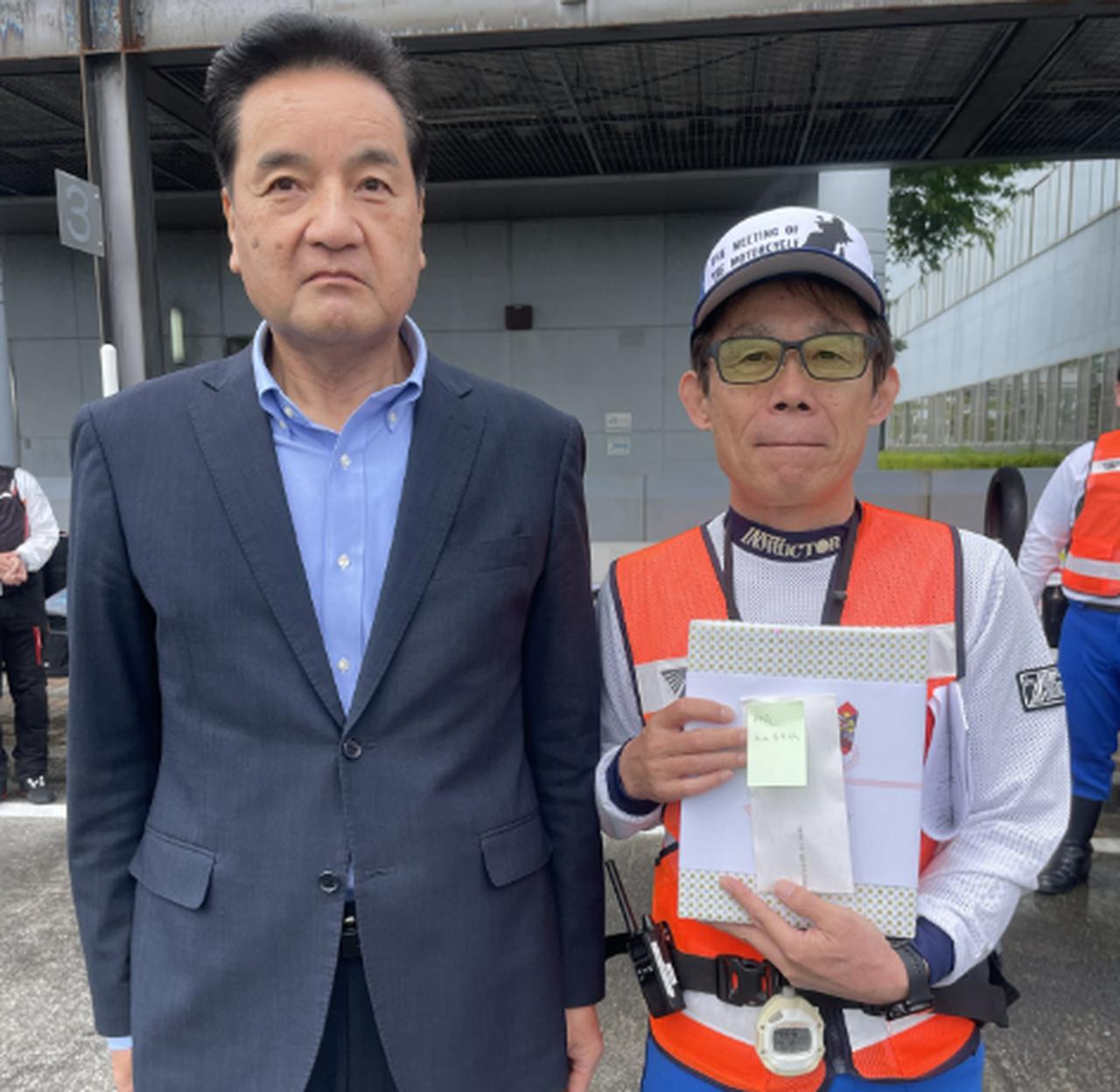 画像: 静岡の受賞者（丸山特指）。左は県安協の守屋徳雄課長