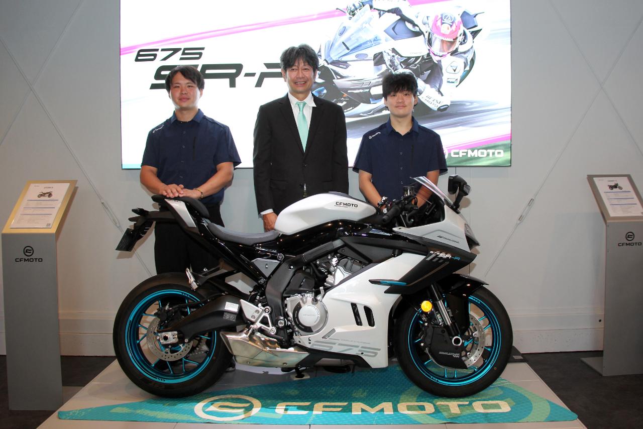 画像: 左からCFMOTO相模原店店長の木村氏と佐藤代表と広報の五味氏