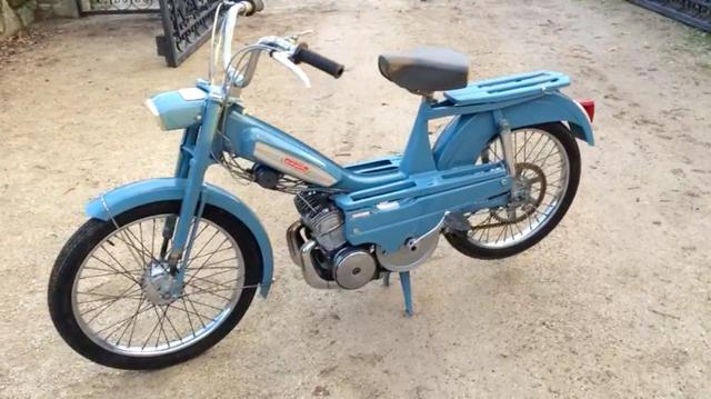 画像: ホンダスーパーカブシリーズの"億越え"には負けますが、モビレッタの累計生産台数1,400万台! という記録も十分ものすごいです! この作品、2気筒エンジンがキレイに車体に収まっていて、その完成度の高さがすばらしいですね!? www.youtube.com