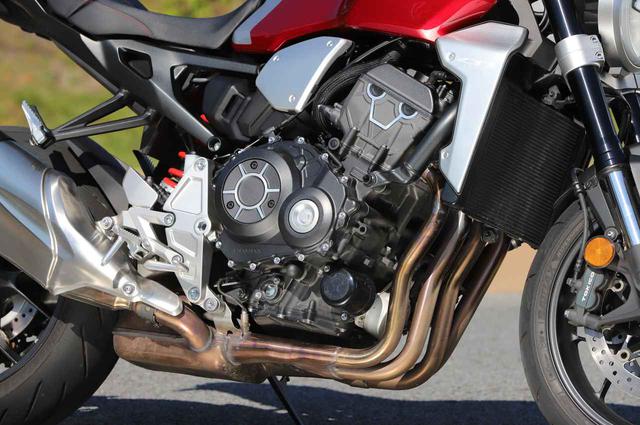 画像: 旧CBR1000RRの水冷4気筒をベースに、低回転トルク型にリファイン。エアボックスも専用設計で、吸気効率を上げ、レスポンスを上げている。吸気音をあえて聞かせる演出が気持ちいい。