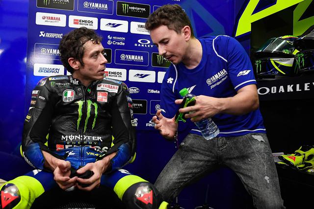画像: すごいツーショット! テストライダーのロレンソは時にロッシのライダーコーチ役も しかしロッシの顔!