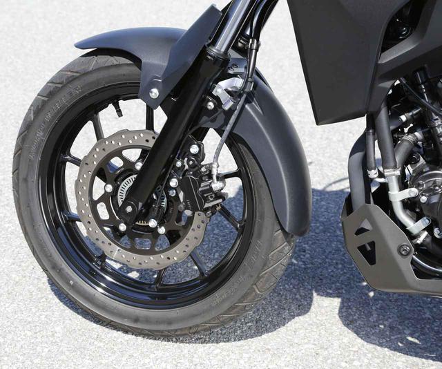 画像: GSX250Rと同一サイズの17インチホイールを使用。ハンドリングはオンロードでの安定性重視で、ライバルのカワサキヴェルシスXは19インチ、ホンダCRF250ラリーは21インチホイールを履くが、これはオフロードの走破性向上のため。