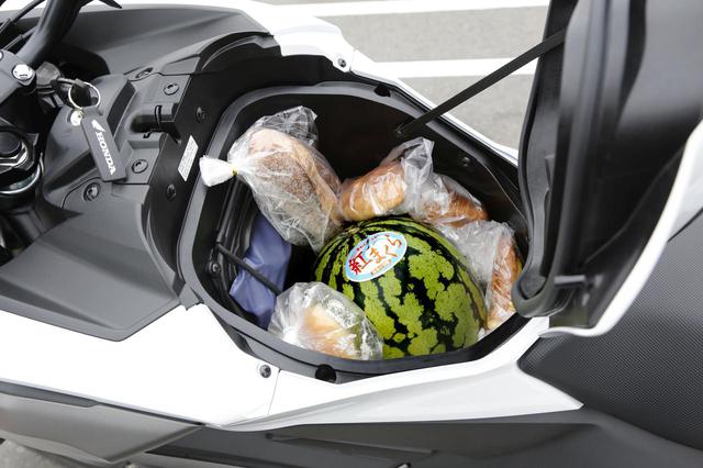 画像: 本来の使い方ではないけど、深さが充分にある収納スペースにはお土産の茨城県産・小玉スイカとミドルサイズバゲットも入りました! 、生ものなどを入れる場合は、あくまで自己責任にて‼