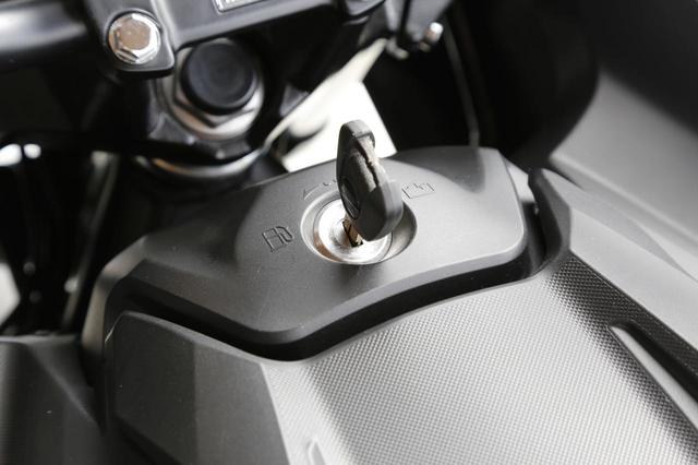 画像: 通常の燃料タンク位置は形状によってはフルフェイスヘルメットも入る収納スペース! タンク位置前のキーシリンダーで、燃料タンクor収納スペースのリッドが開くシステム。