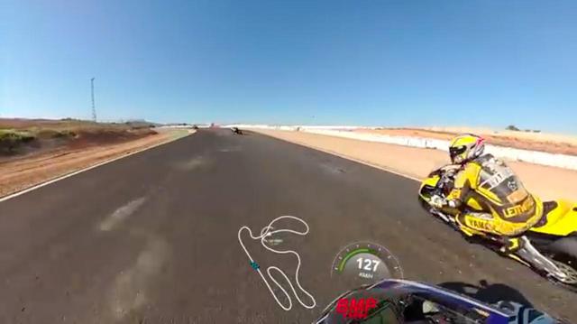 画像: 動画を見ると、結構路面に砂が入っていたり、パッチ状に路面が補修されていたりと、ワイルド? な感じのカルタヘナサーキットにビビります・・・。 www.youtube.com