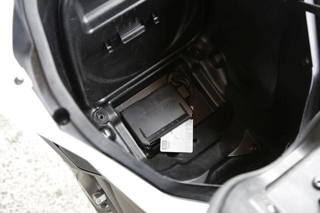 画像: 収納スペース底には、標準装備のETC2.0の車載器が。スペースの壁面には書類と車載工具を収納する場所もあり、場所取りの効率が素晴らしいのがNCの特徴のひとつ。