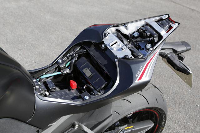 画像: カワサキのモデルには珍しくヘルメットホルダーはなし、残念。シート下にはバッテリー、タンデムシート下にはETC車載器くらいのスペースならばあり。
