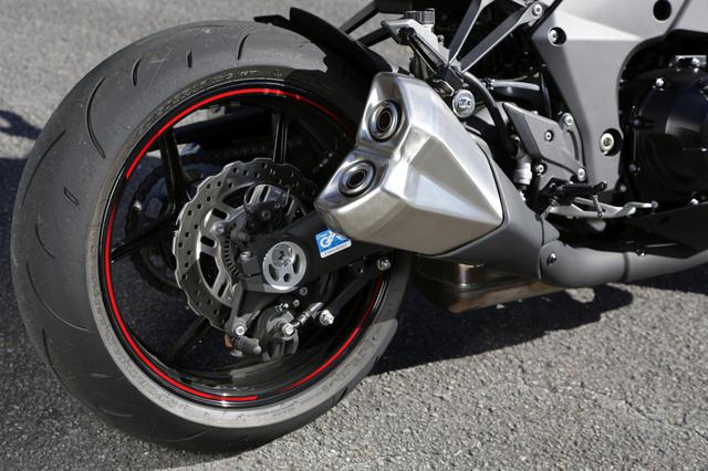 画像: リアブレーキはφ250㎜ペタルディスクとシングルピストンキャリパー。純正タイヤはダンロップD214で、マフラーはご覧の形状で左右4本出しとなる。