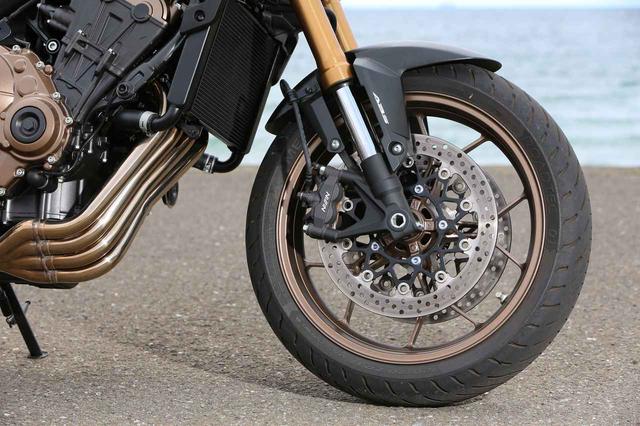 画像: CB650Fからの変更で、倒立フォークを採用。ブレーキはφ310㎜ローターにラジアルマウントの4ピストンキャリパーの組み合わせで、CBRとは違い、メッツラーロードテック01を標準装着する。