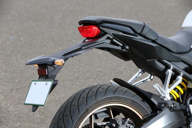 画像: ちょっと苦言を呈せば、ホンダを代表する「CB」ブランドとして、タンデムや荷物積載にもう少し気を配ってほしかったかな。シートはスタイリッシュだが座面が狭く、スポーツラン向きだが硬かった。
