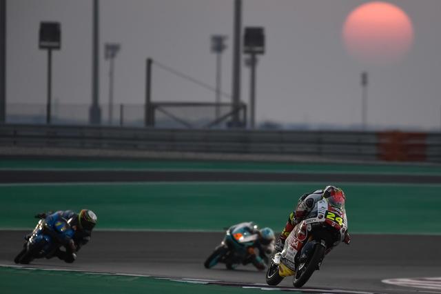 画像: 夕方スタートのカタールGP・Moto3クラス