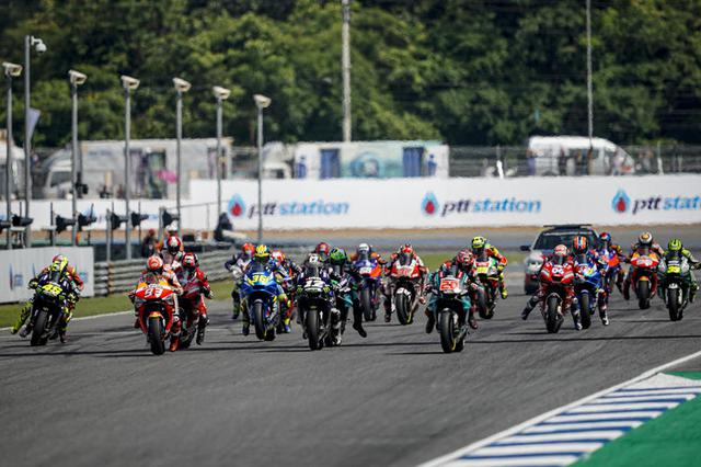 画像: 昨2019年のタイGPのMotoGPクラススタートシーン。なおこの年のタイGPは10月6日決勝で行われていましたが、新型コロナウイルス感染症流行の影響による順延で、結果的に昨年同様10月開催になったわけです。 race.yamaha-motor.co.jp