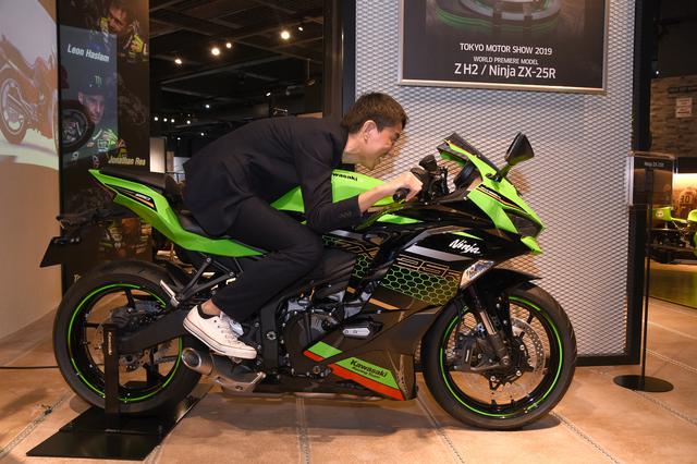 画像: Ninja ZX-25R、おそらくヒトがまたがった写真、初めてのはずです! 福ちゃん、いいなぁ!