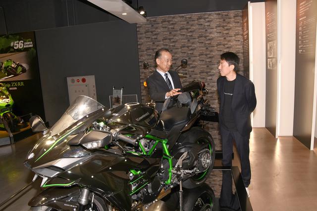 画像: カワサキワールドでNinja H2の説明を受ける福ちゃん