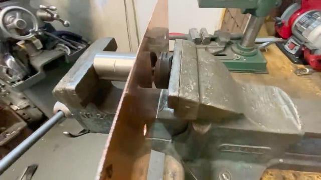 画像: この穴開けツール、なかなか考えられた作りです・・・。 www.youtube.com