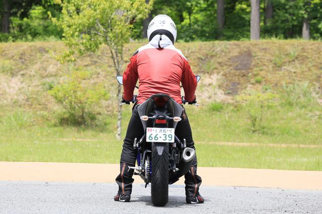 画像2: 《比較検証》ヤマハ「YZF-R25」と「MT-25」は何がどう違う? 新連載〈パイセンとコーハイの掛け合いインプレ〉
