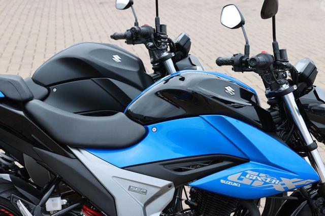 画像: 手前がジクサー150。奥がジクサー250。