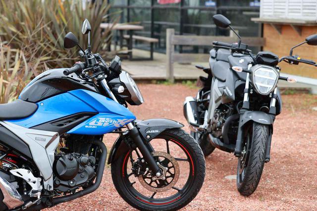 画像: 左がジクサー150。右がジクサー250。