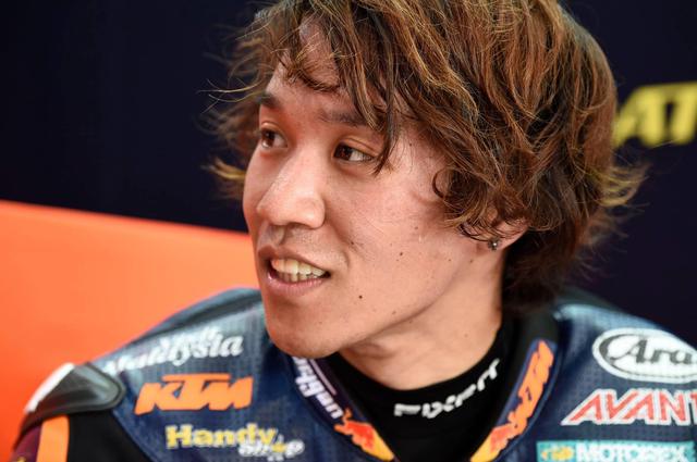 画像: 転倒後、なかなか起き上がらずに担架で運ばれたテツですが、決勝へは参加