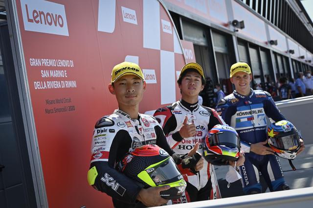 画像: キャリア初ポールを決めた小椋(中央)と2番手ロドリゴ、3番手鈴木。日本人選手がふたり、フロントロー!