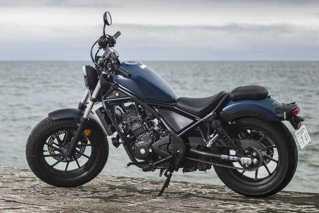 画像: Honda Rebel250 総排気量:249cc エンジン形式:水冷4ストロークDOHC4バルブ単気筒 最高出力:19kW(26PS)/9,500rpm 最大トルク:22N・m(2.2kgf・m)7,750rpm 車両重量:170kg シート高:690mm メーカー希望小売価格:税込59万9,500円 写真:松川 忍