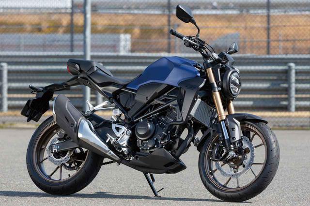 画像: Honda CB250R 総排気量:249cc エンジン形式:水冷4ストロークDOHC4バルブ単気筒 最高出力:20kW(27PS)/9,000rpm 最大トルク:23N・m(2.3kgf・m)8,000rpm 車両重量:144kg シート高:805mm メーカー希望小売価格:税込56万4,300円 写真:南 孝幸
