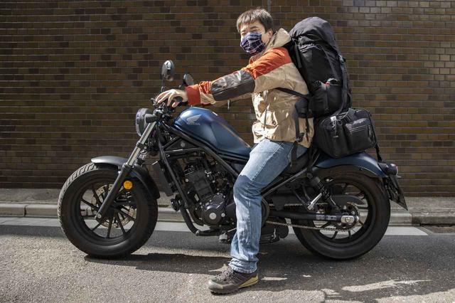 画像: レブル250は大型バッグの積載が難しい。そのため、てっぺーは小さめのシートバッグ+大きめのリュックという方法で積載をクリアした。