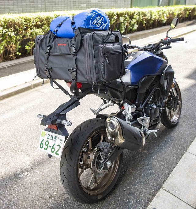 画像: CB250はヘンリービギンズの大型シートバッグを積むことができた。