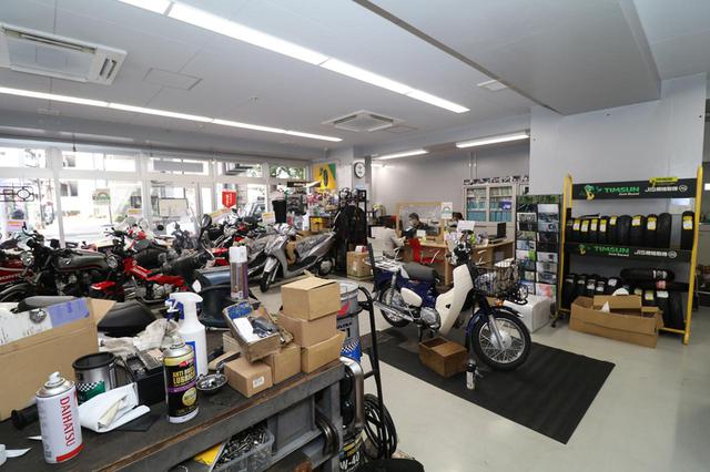 画像: ピットスペースがオープンとなっており来店客が整備や修理の様子を間近に見ることができる