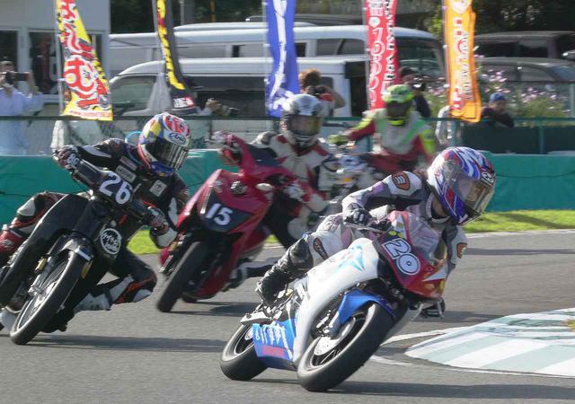 画像: 番組出演中のバイク女子もライクアウインドチームで耐久戦中級クラスに参戦し、激走を繰り広げた