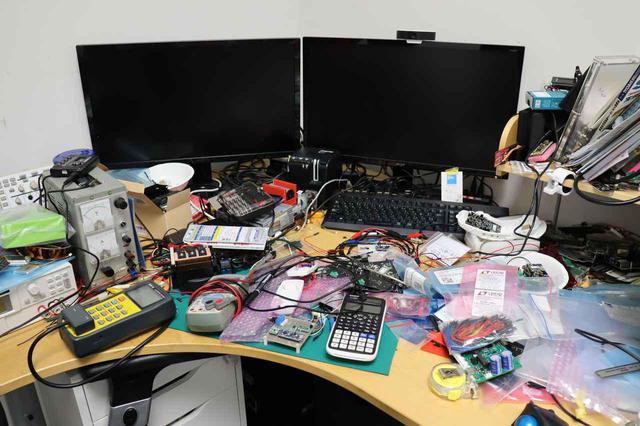 画像: すべてをオリジナルで作りあげる。設計担当者の机上は試作パーツの山