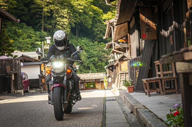 画像1: 穏やかな空気の中で『CB400SF』は黒子に徹する
