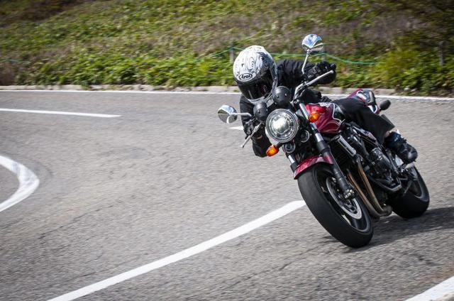 画像2: ワインディングでの『CB400SF』は別の顔