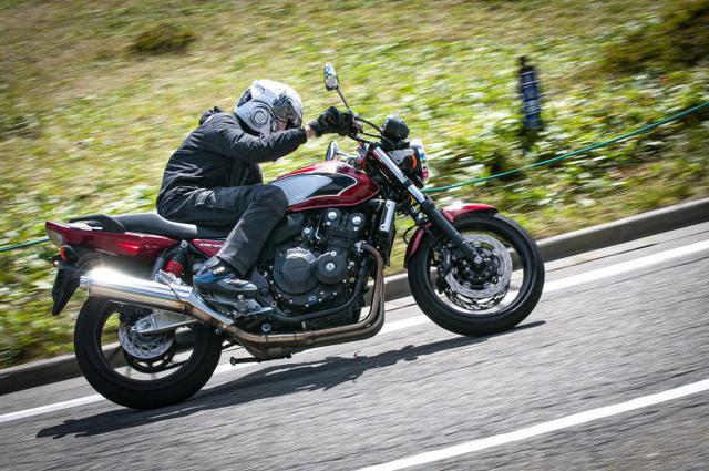 画像4: ワインディングでの『CB400SF』は別の顔