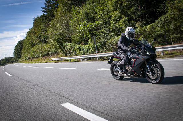 画像1: CBR650Rで高速道路は快適に走れる?