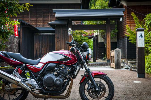 画像2: 穏やかな空気の中で『CB400SF』は黒子に徹する