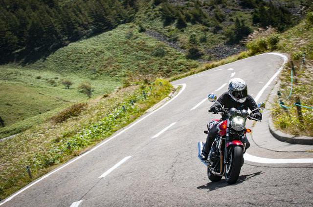 画像: ホンダの『CB400SF(CB400 SUPER FOUR)』は乗り手の感覚にスッと寄り添う