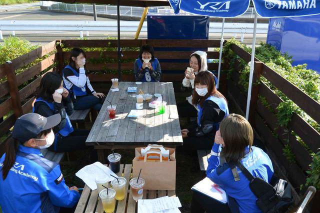 画像: ミニツーリング中に立ち寄ったおしゃれなカフェで、オリジナルドリンクを楽しみながらバイク女子トークを展開