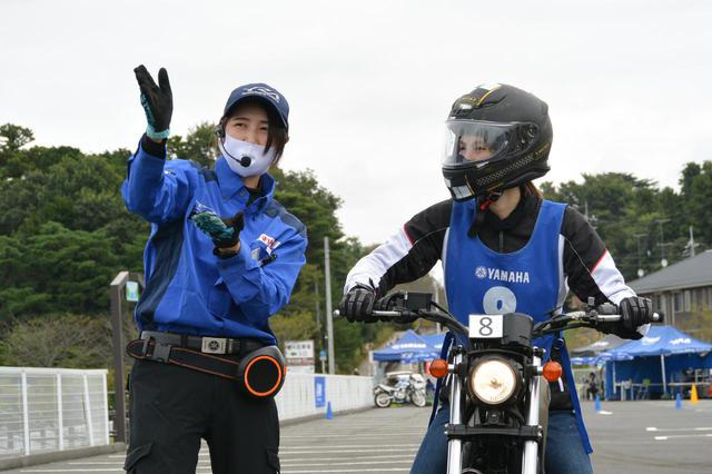 画像: 元全日本モトクロス選手権レディスクラスのトップライダー・伊集院忍さん(写真左側)もYRAインストラクター