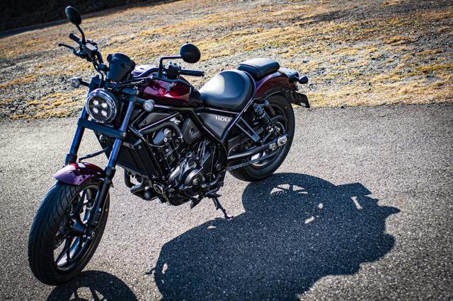 画像1: 1100ccの大型バイクとは思えない『レブル1100』のコンパクトさ