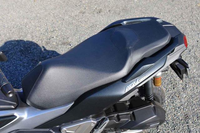 画像5: キャンプでも大活躍するADV150のラゲッジボックス
